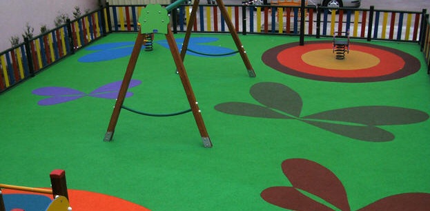 Cómo limpiar los suelos de goma en los que juegan los niños