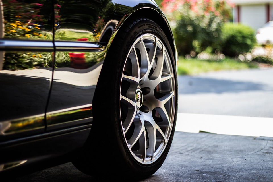 ¿Por qué limpiar los neumáticos del coche?